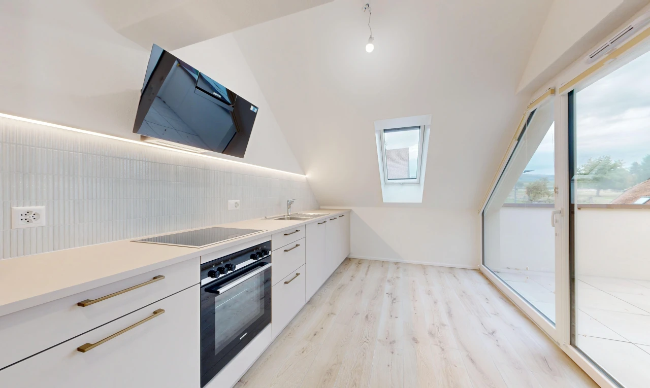 küche mit ofen, light countertops, arbeitsplatten, vaulted ceiling, und dachschräge
