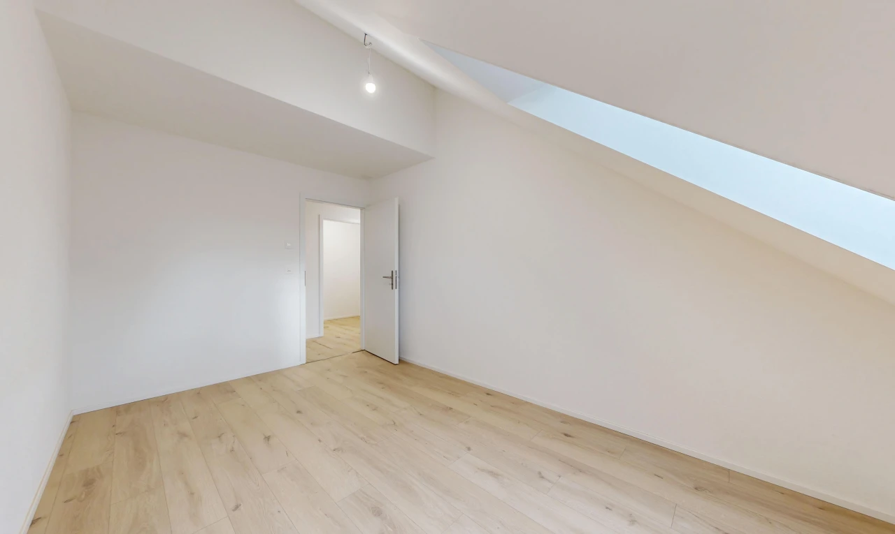 leerer raum mit drywall, gipskartonwand, wood finish floor, holzfußboden, und vaulted ceiling