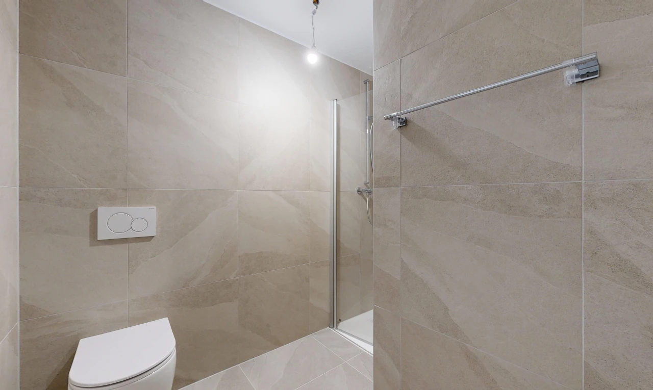 bad mit dusche, komplettes badezimmer, tile wall, fliesenwand, und inside property