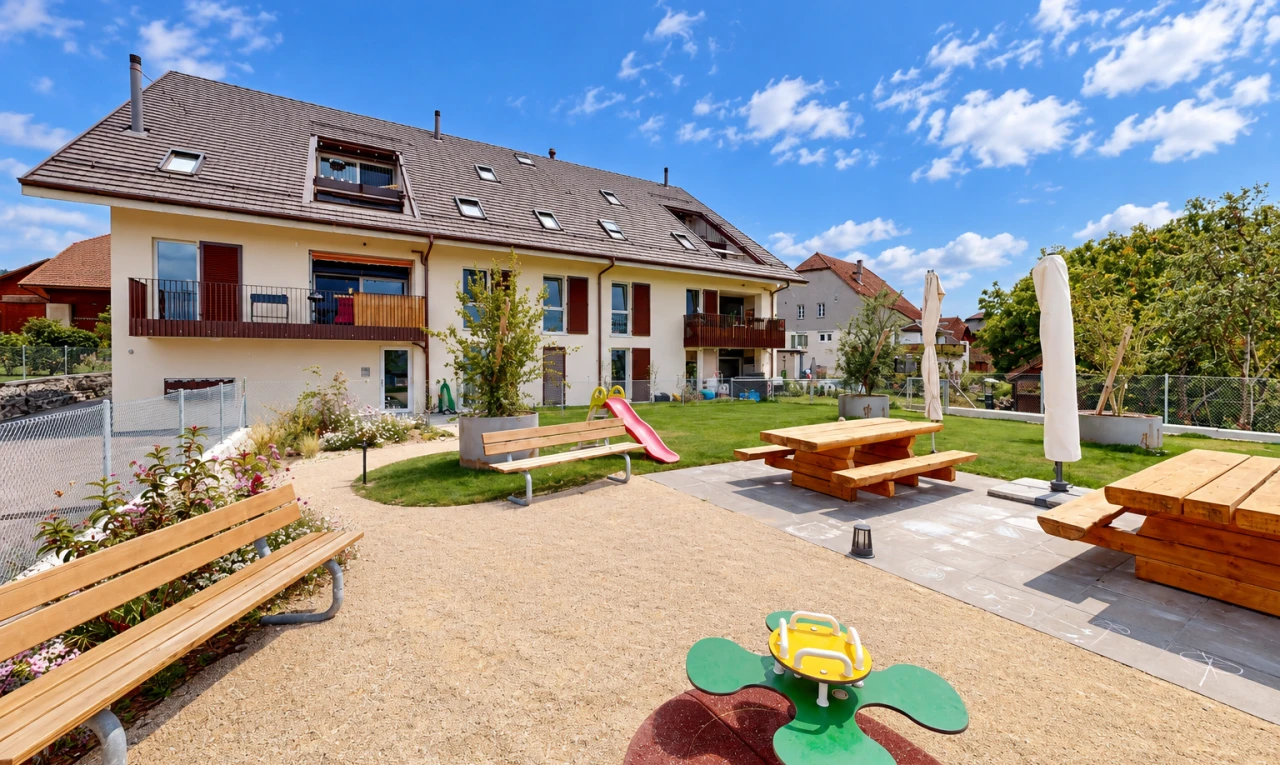 außenansicht mit zaun, from community, balkon, day time, und rasen