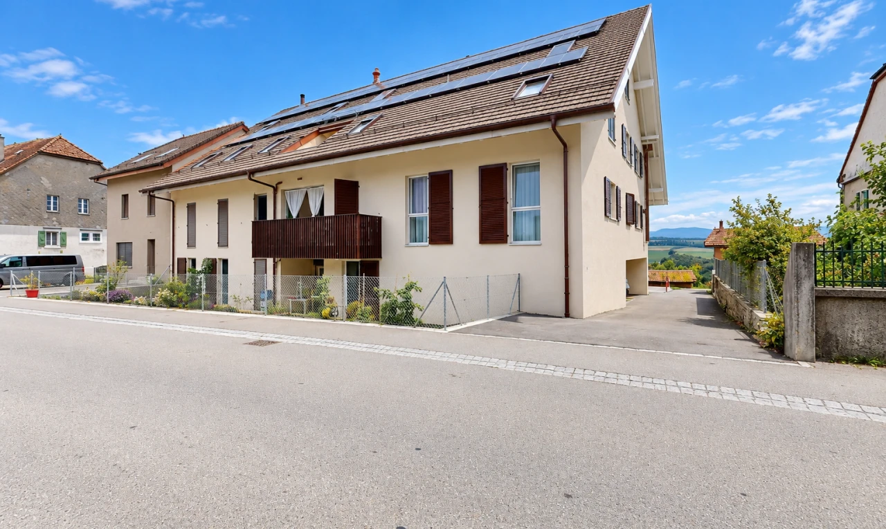 außenansicht mit solaranlage, stuckverkleidung, zaun, und day time