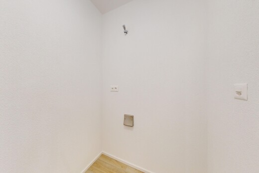 pièce vide avec inside property, light floor, baseboards wall, plinthes murales, et wood finish floor