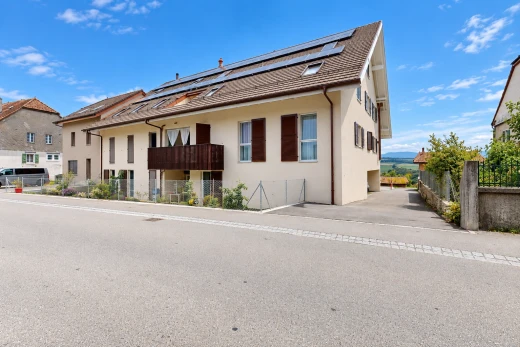 außenansicht mit solaranlage, stuckverkleidung, zaun, und day time