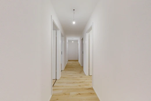 halle / korridor mit pendelleuchte, light floor, wood finish floor, holzfußboden, und drywall