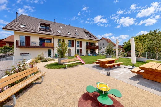 außenansicht mit zaun, from community, balkon, day time, und rasen