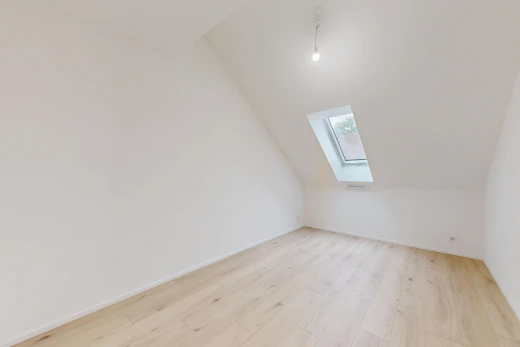 leerer raum mit dachfenster, zusätzliches zimmer, dachschräge, vaulted ceiling, und gipskartonwand
