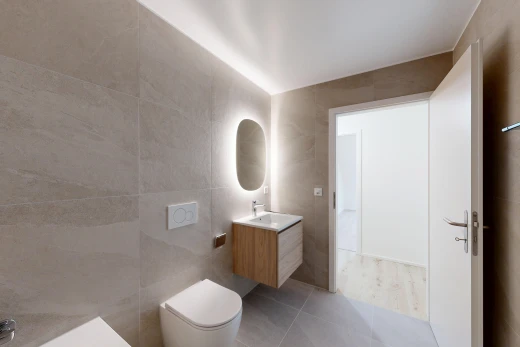 bad mit spiegel, schminktisch, fliesenwand, tile wall, und light floor
