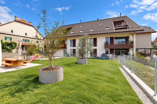 façade avec balcon, clôture, pelouse, terrasse, et day time