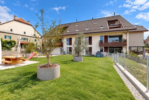 außenansicht mit balkon, zaun, rasen, terrasse, und day time