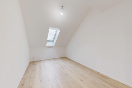 pièce vide avec pièce supplémentaire, vaulted ceiling, plafond voûté, drywall, et cloison sèche