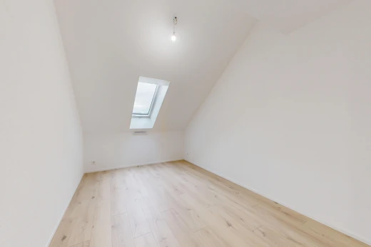 leerer raum mit zusätzliches zimmer, vaulted ceiling, dachschräge, drywall, und gipskartonwand
