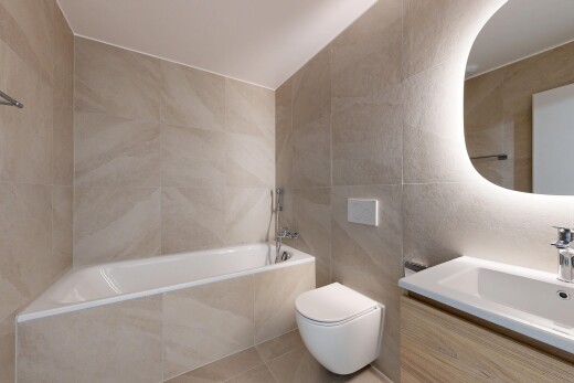 salle de bains avec mur en carrelage, tile wall, bain, salle de bain complète, et miroir