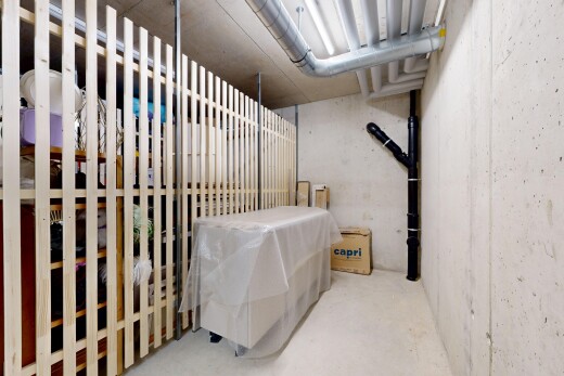 buanderie avec concrete floor, sol en béton, inside property, concrete wall, et mur en béton