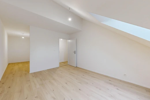 leerer raum mit pendelleuchte, dachschräge, vaulted ceiling, gipskartonwand, und drywall