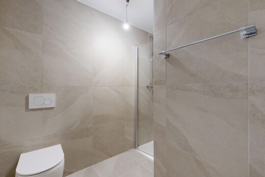 salle de bains avec douche, salle de bain complète, tile wall, mur en carrelage, et inside property