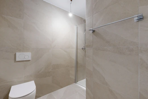 bad mit dusche, komplettes badezimmer, tile wall, fliesenwand, und inside property