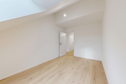pièce vide avec drywall, cloison sèche, wood finish floor, sol en finition bois, et inside property
