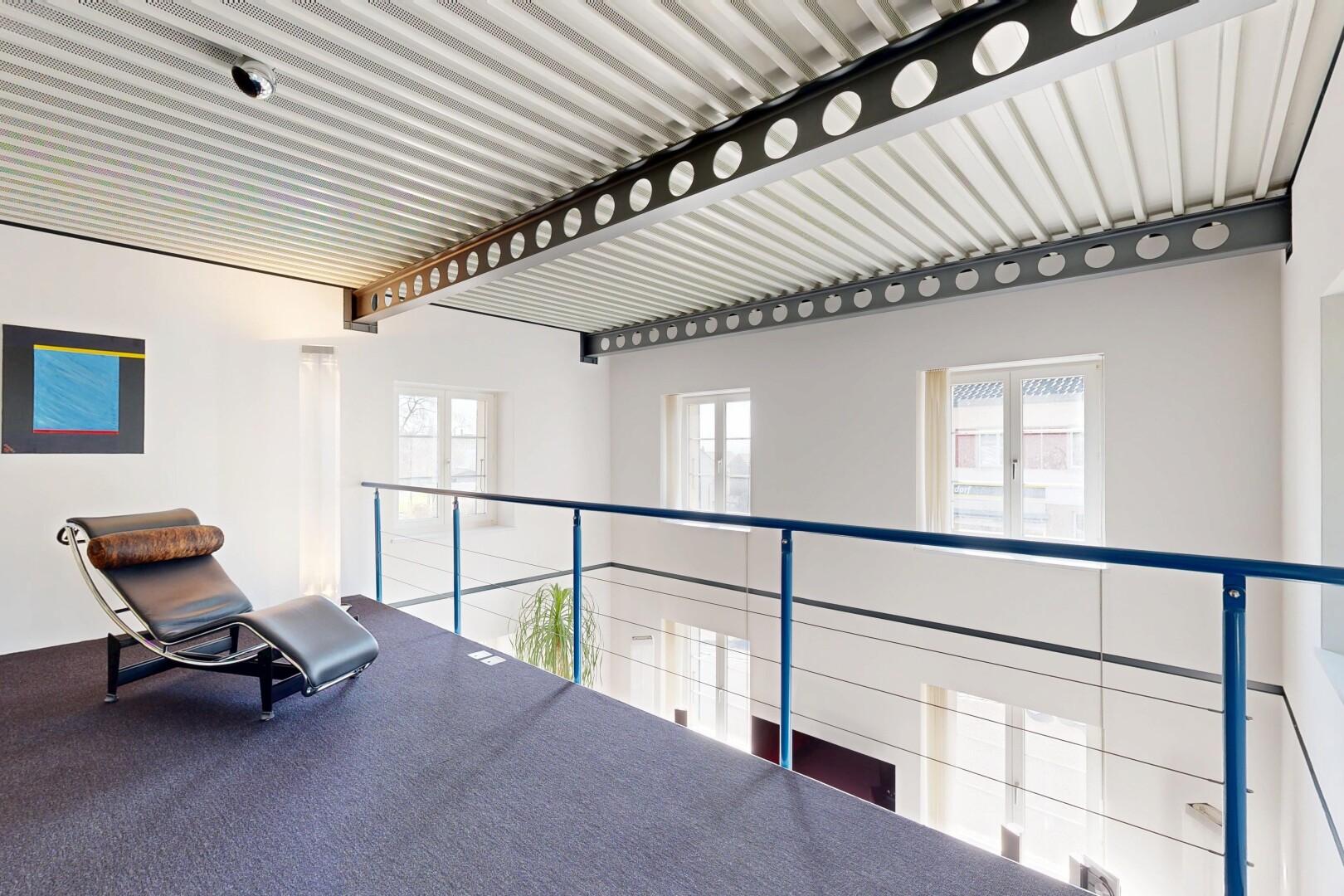 gym avec inside property, cloison sèche, drywall, lumière naturelle, et natural light