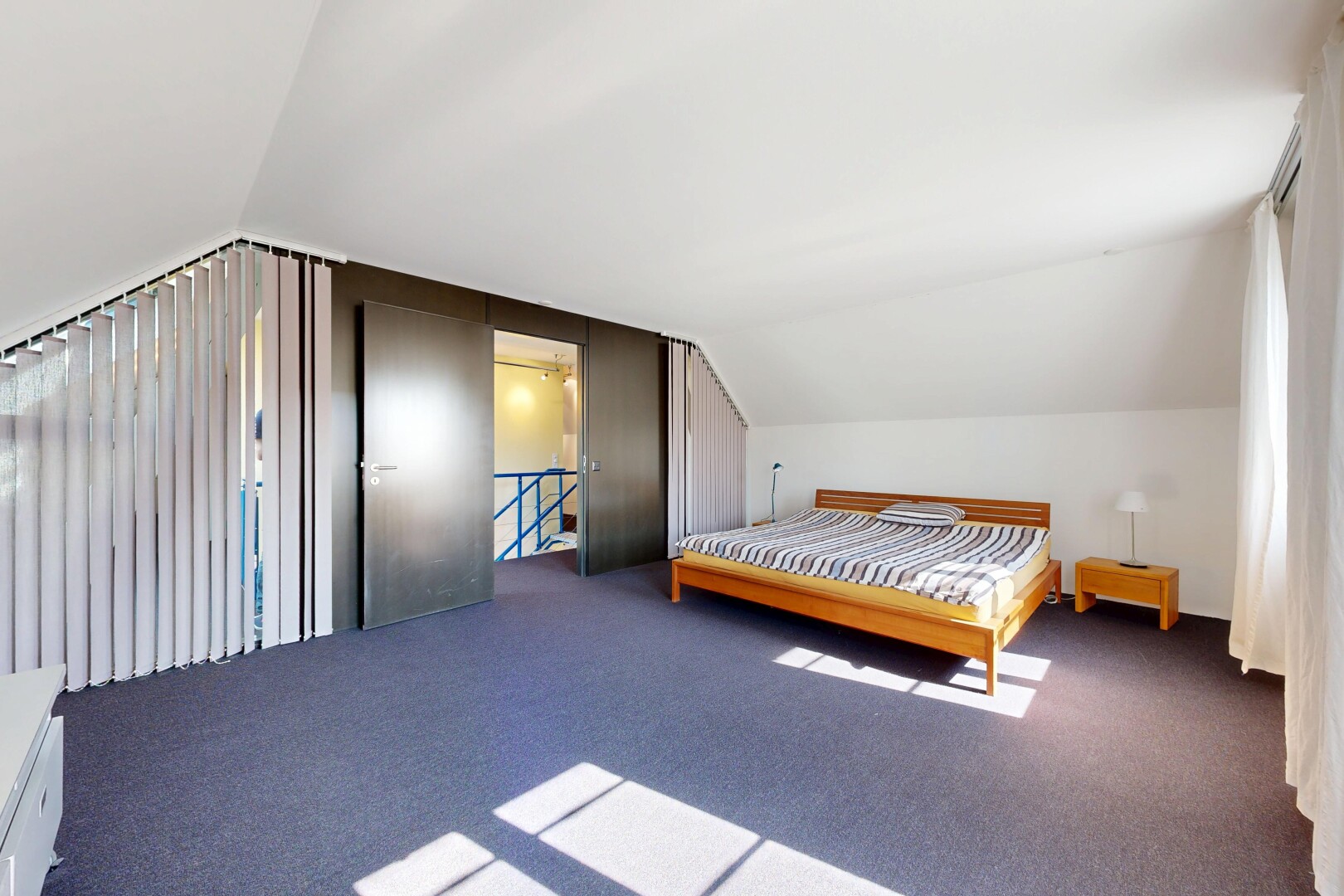 chambre avec plafond voûté, vaulted ceiling, moquette, carpet, et inside property