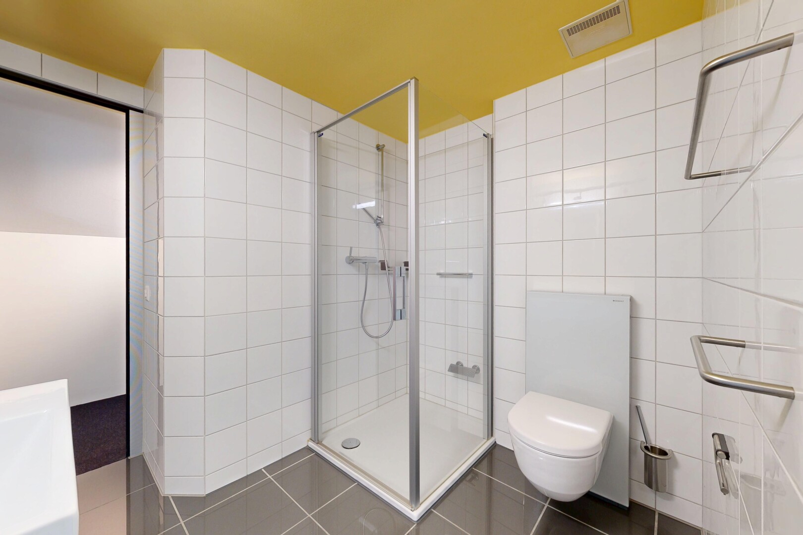 salle de bains avec toilette, mur en carrelage, tile wall, inside property, et salle de bain complète