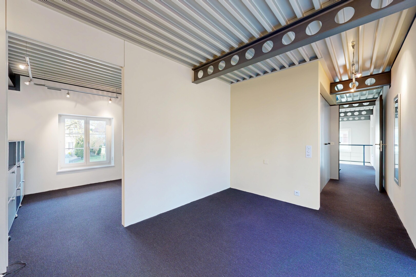 pièce vide avec inside community, cloison sèche, drywall, moquette, et carpet