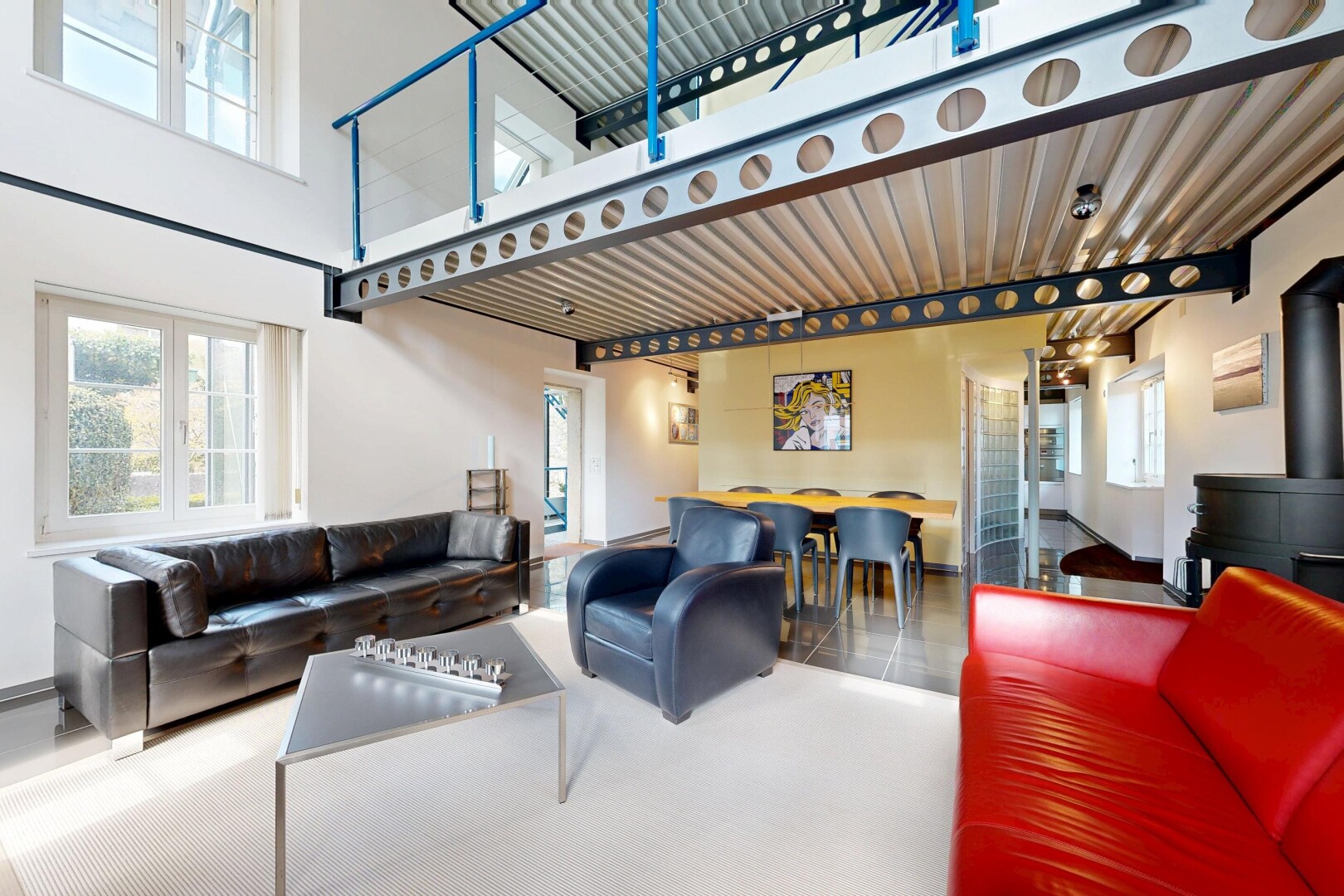 salon / salle à manger avec plafond haut, high ceiling, inside community, lumière naturelle, et natural light