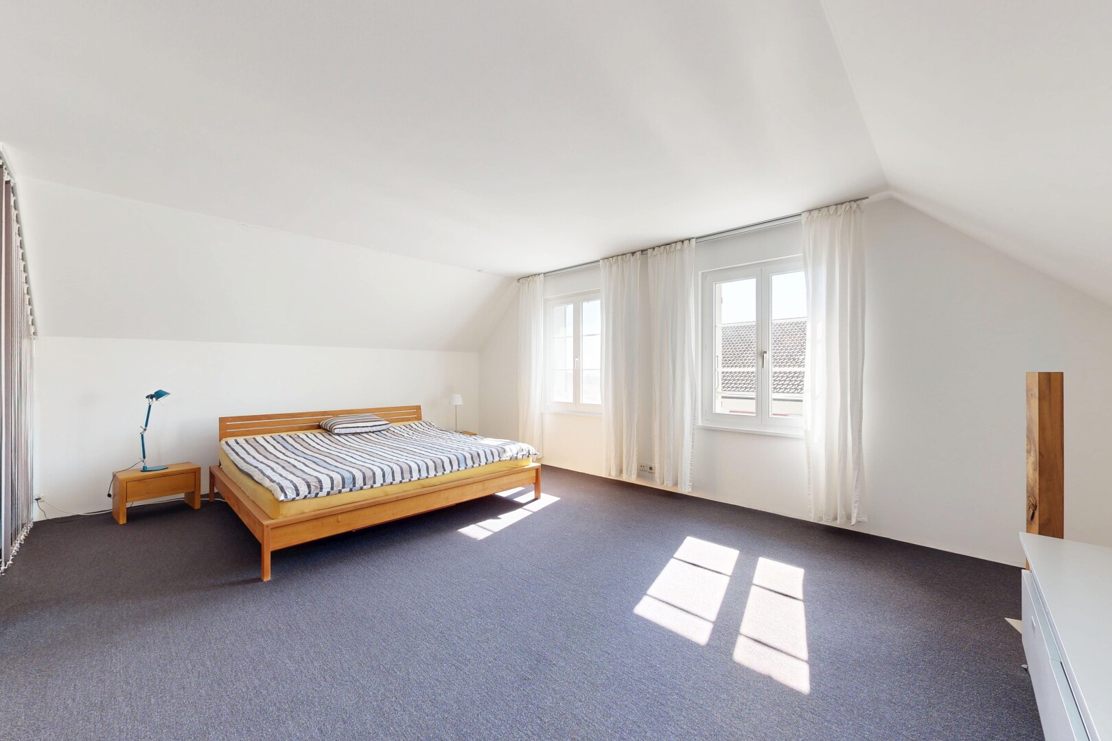 chambre avec vaulted ceiling, plafond voûté, drywall, cloison sèche, et natural light