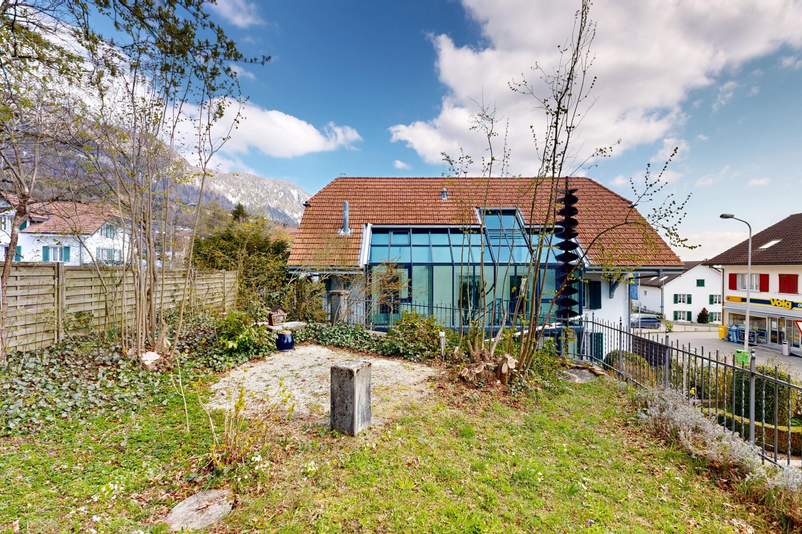 façade avec clôture, day time, property visible, vue sur la montagne, et mountain view