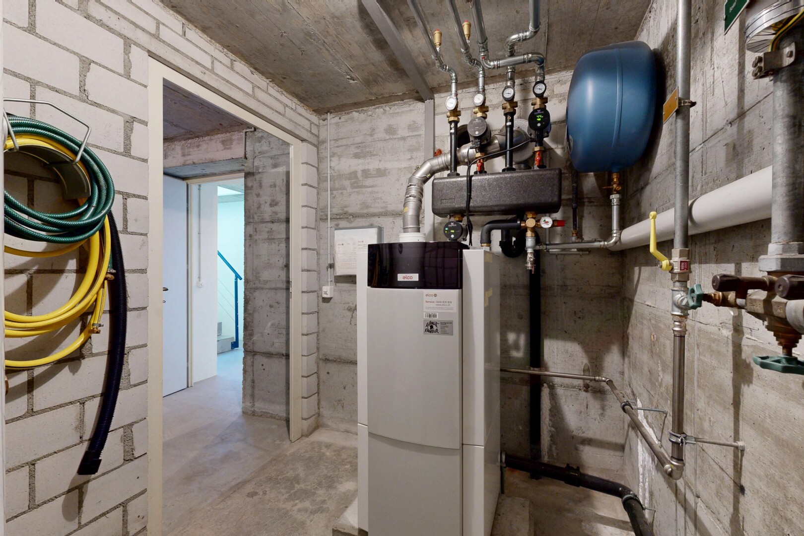 espace intérieur avec chauffe-eau, concrete floor, concrete ceiling, inside community, et réservoir d'expansion d'eau