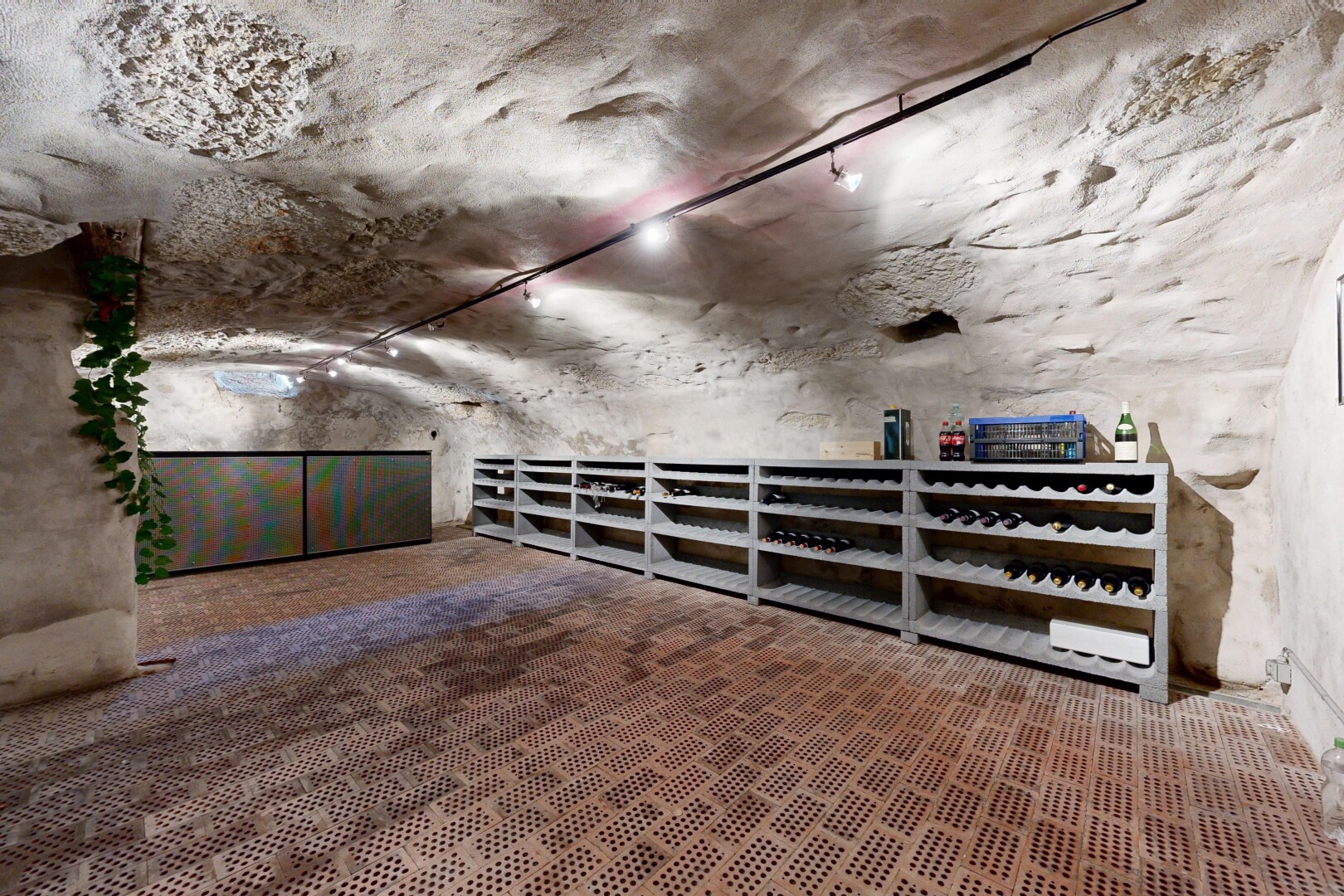 espace intérieur avec concrete wall, concrete ceiling, inside community, et track lighting