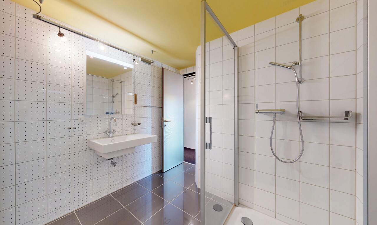 salle de bains avec miroir, douche, tile floor, sol en carrelage, et salle de bain complète