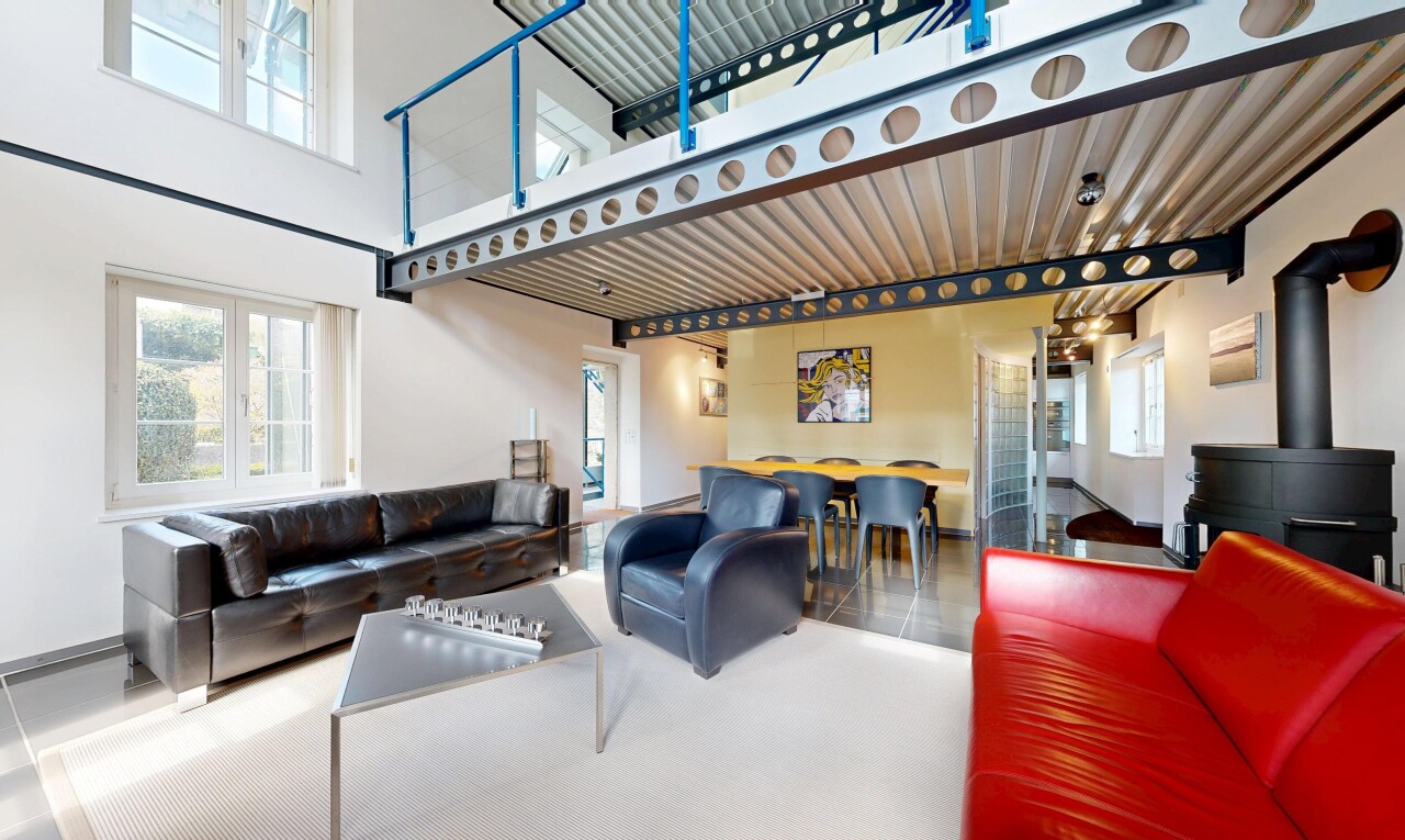 salon / salle à manger avec plafond haut, high ceiling, inside community, lumière naturelle, et natural light