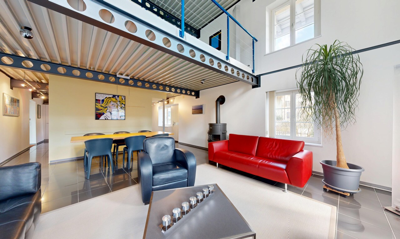 salon / salle à manger avec high ceiling, plafond haut, natural light, lumière naturelle, et inside community
