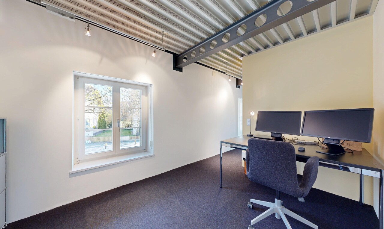bureau avec drywall, télévision, inside community, espace bureau, et lumière naturelle