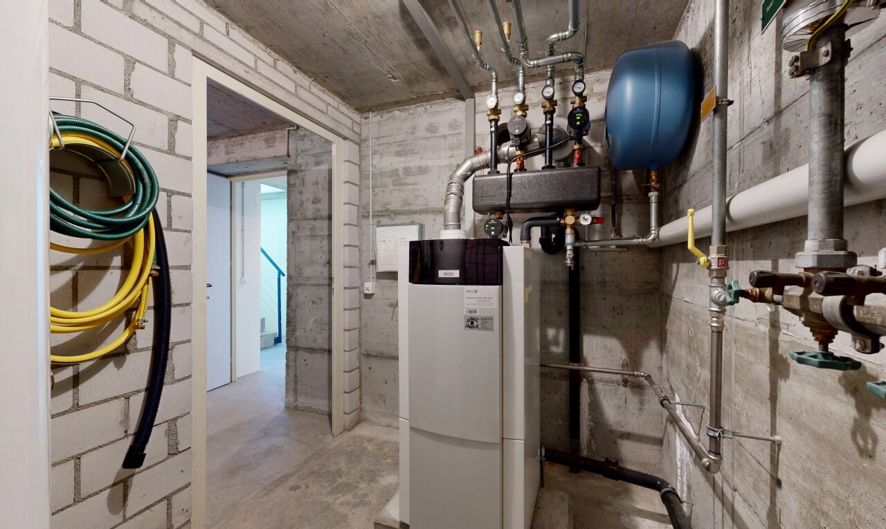espace intérieur avec chauffe-eau, concrete floor, concrete ceiling, inside community, et réservoir d'expansion d'eau