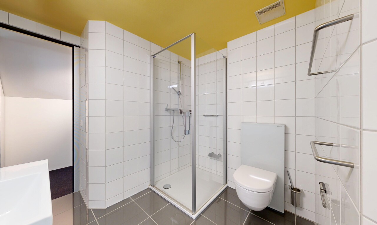 salle de bains avec toilette, mur en carrelage, tile wall, inside property, et salle de bain complète