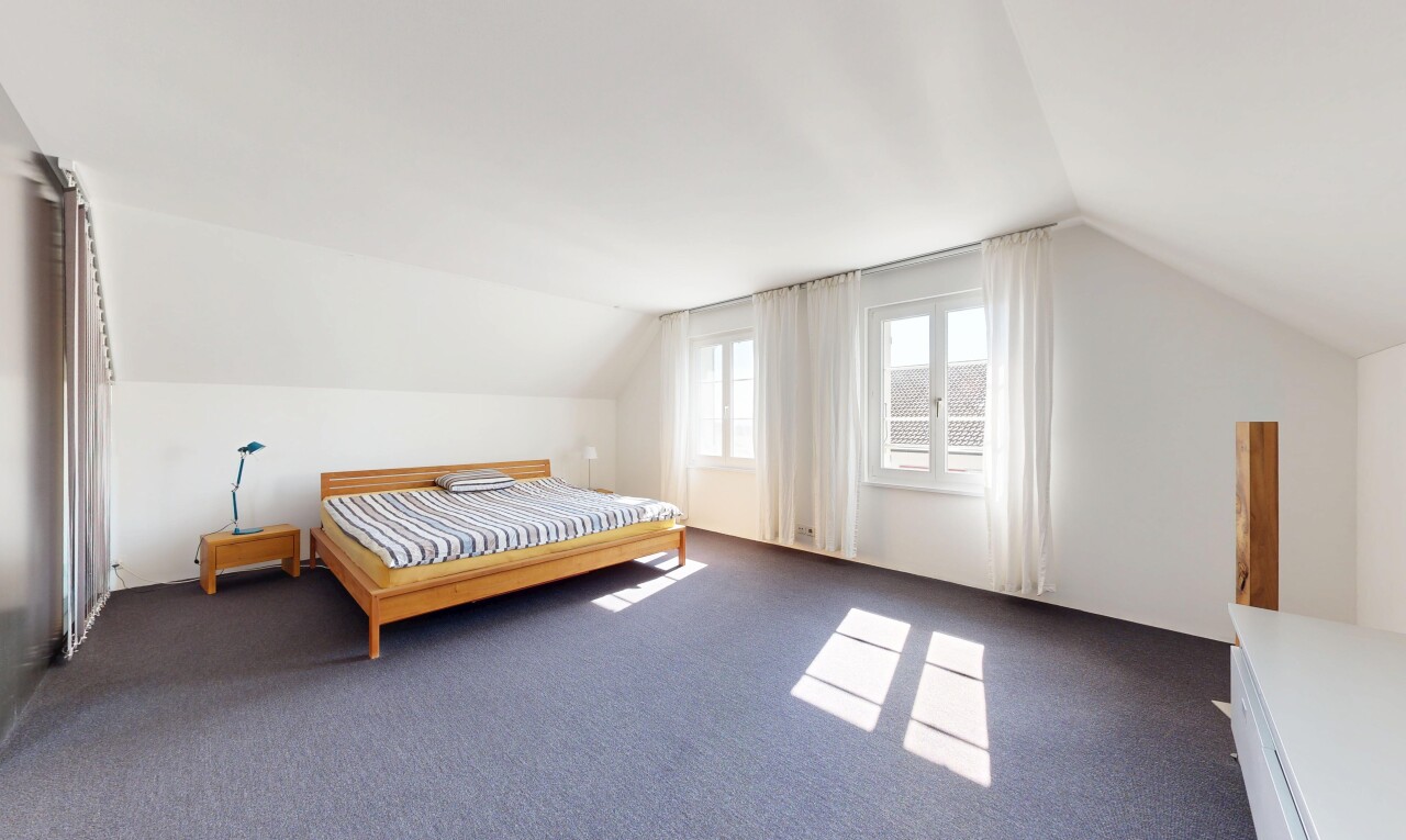chambre avec vaulted ceiling, plafond voûté, drywall, cloison sèche, et natural light