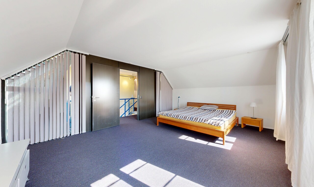 chambre avec plafond voûté, vaulted ceiling, moquette, carpet, et inside property