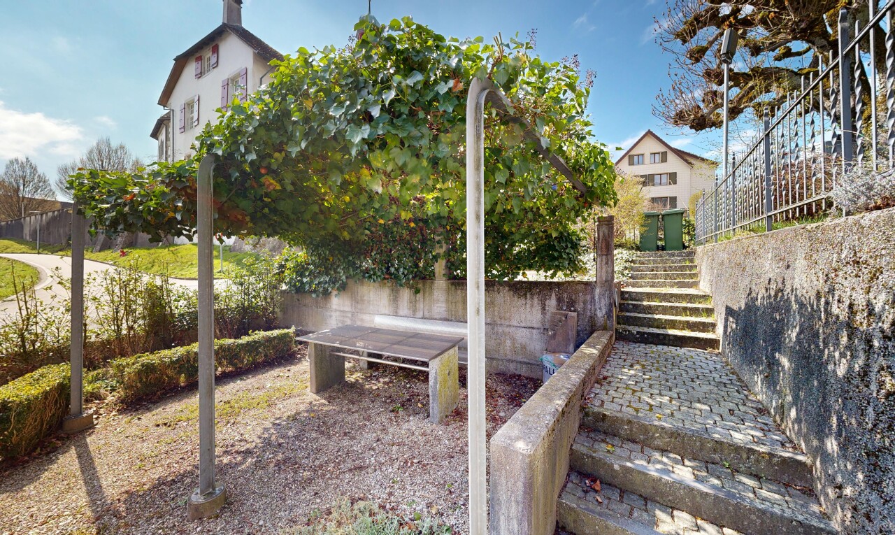 jardin avec day time, escaliers, clôture, et from property