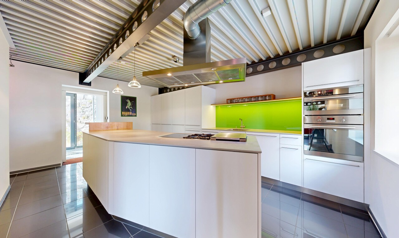 cuisine avec white cabinets, armoires blanches, flat panel cabinets, armoires à panneau plat, et dark floor