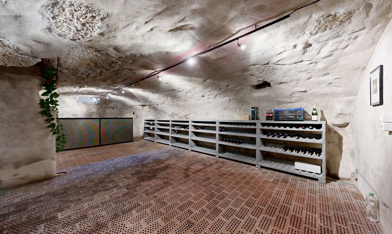espace intérieur avec concrete wall, concrete ceiling, inside community, et track lighting