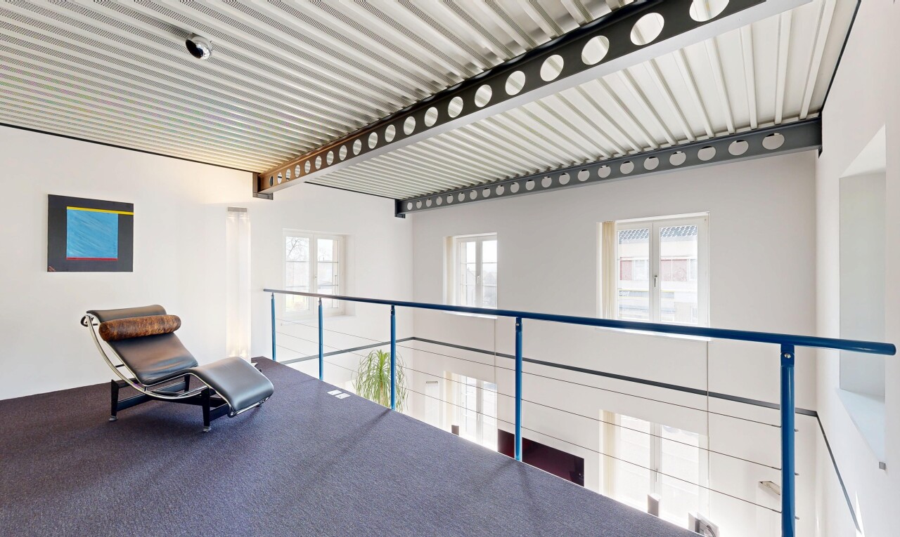 gym avec inside property, cloison sèche, drywall, lumière naturelle, et natural light