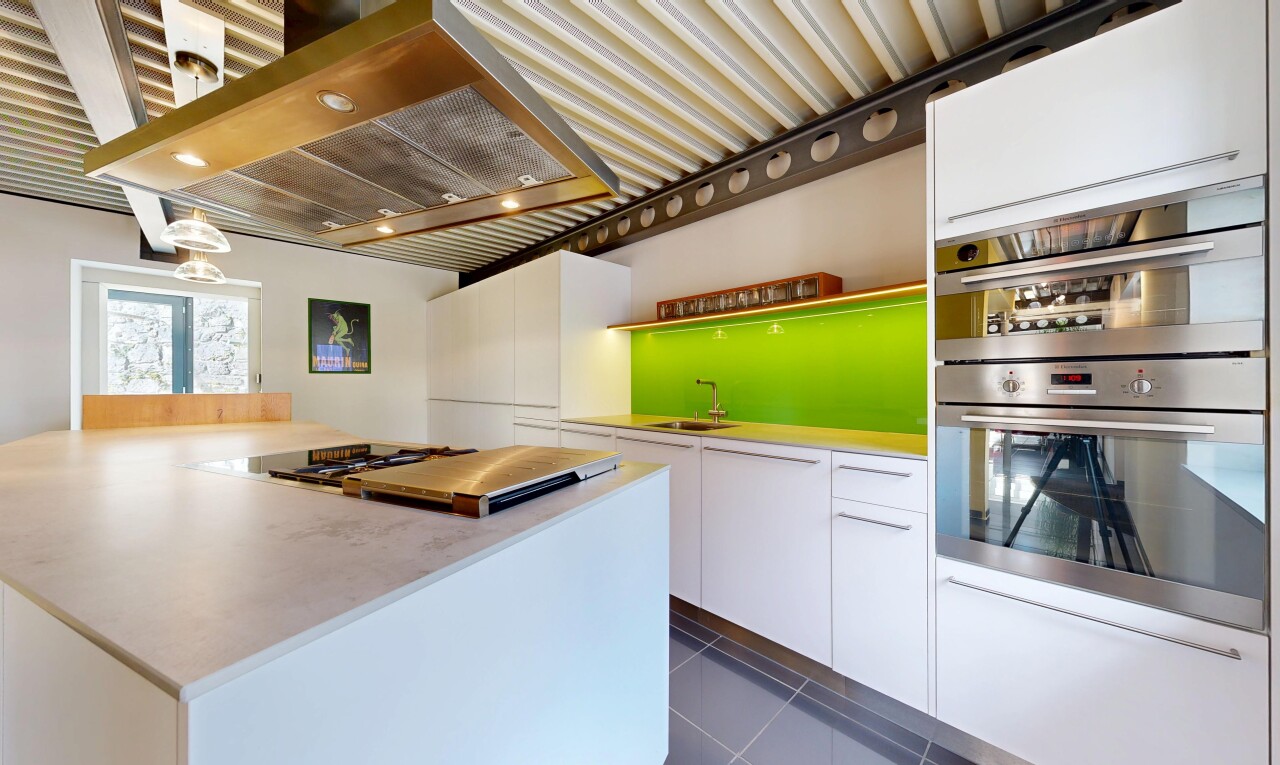 cuisine avec hotte, four double, dark floor, white cabinets, et armoires blanches