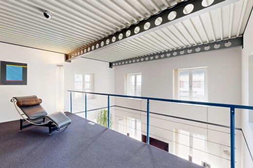 fitnessstudio mit inside property, gipskartonwand, drywall, natürliches licht, und natural light