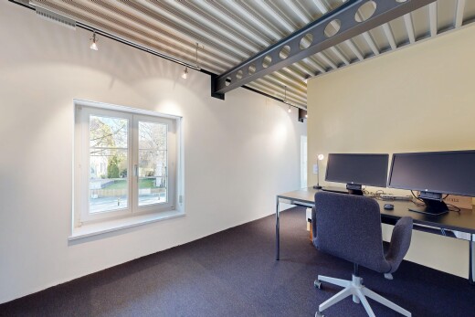 büro mit drywall, fernseher, inside community, bürobereich, und natürliches licht