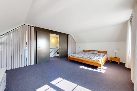 zimmer / schlafzimmer mit dachschräge, vaulted ceiling, teppich, carpet, und inside property