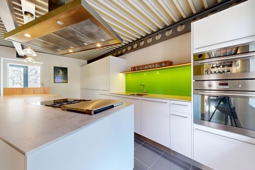 cuisine avec hotte, four double, dark floor, white cabinets, et armoires blanches