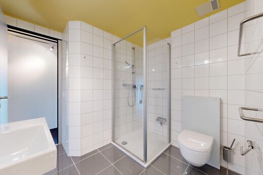 salle de bains avec toilette, mur en carrelage, tile wall, inside property, et douche