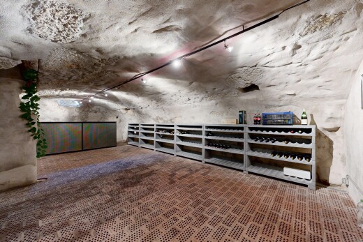 espace intérieur avec concrete wall, concrete ceiling, inside community, et track lighting