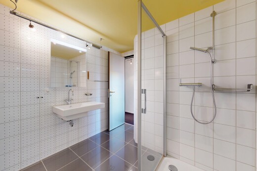 salle de bains avec miroir, douche, tile floor, sol en carrelage, et salle de bain complète